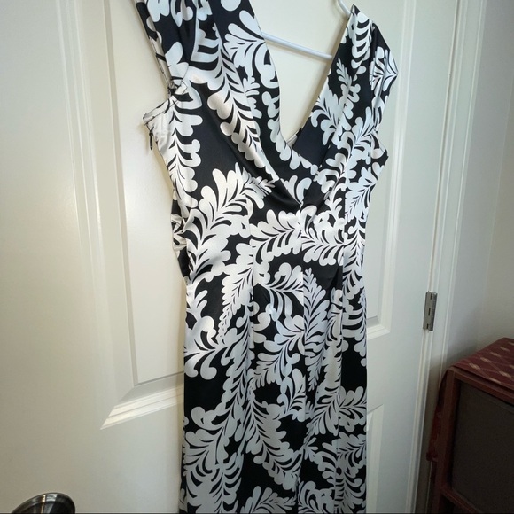 Maggy London Double V Neck Black White Midi Dress 8 - Picture 6 of 16